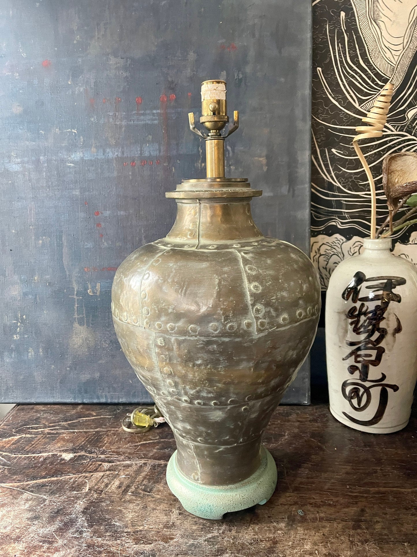 Large Vintage Ethan Allen Hammered Gold and Verdigris Metal Chinoiserie Influenced Table Lamp