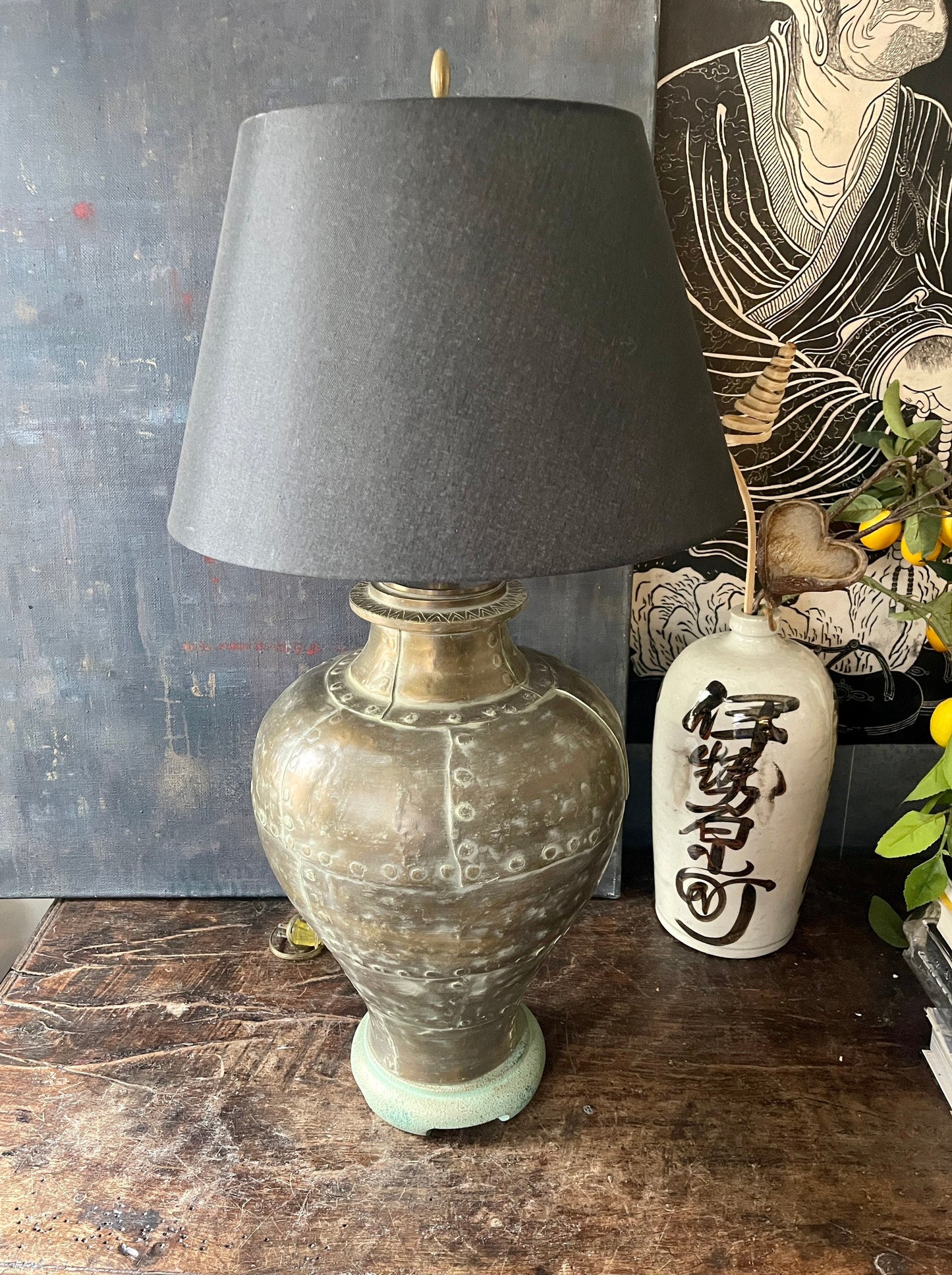 Large Vintage Ethan Allen Hammered Gold and Verdigris Metal Chinoiserie Influenced Table Lamp