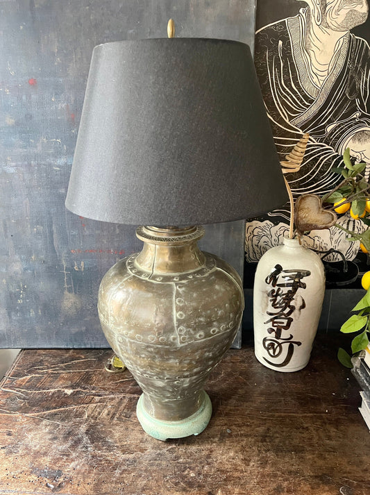 Large Vintage Ethan Allen Hammered Gold and Verdigris Metal Chinoiserie Influenced Table Lamp