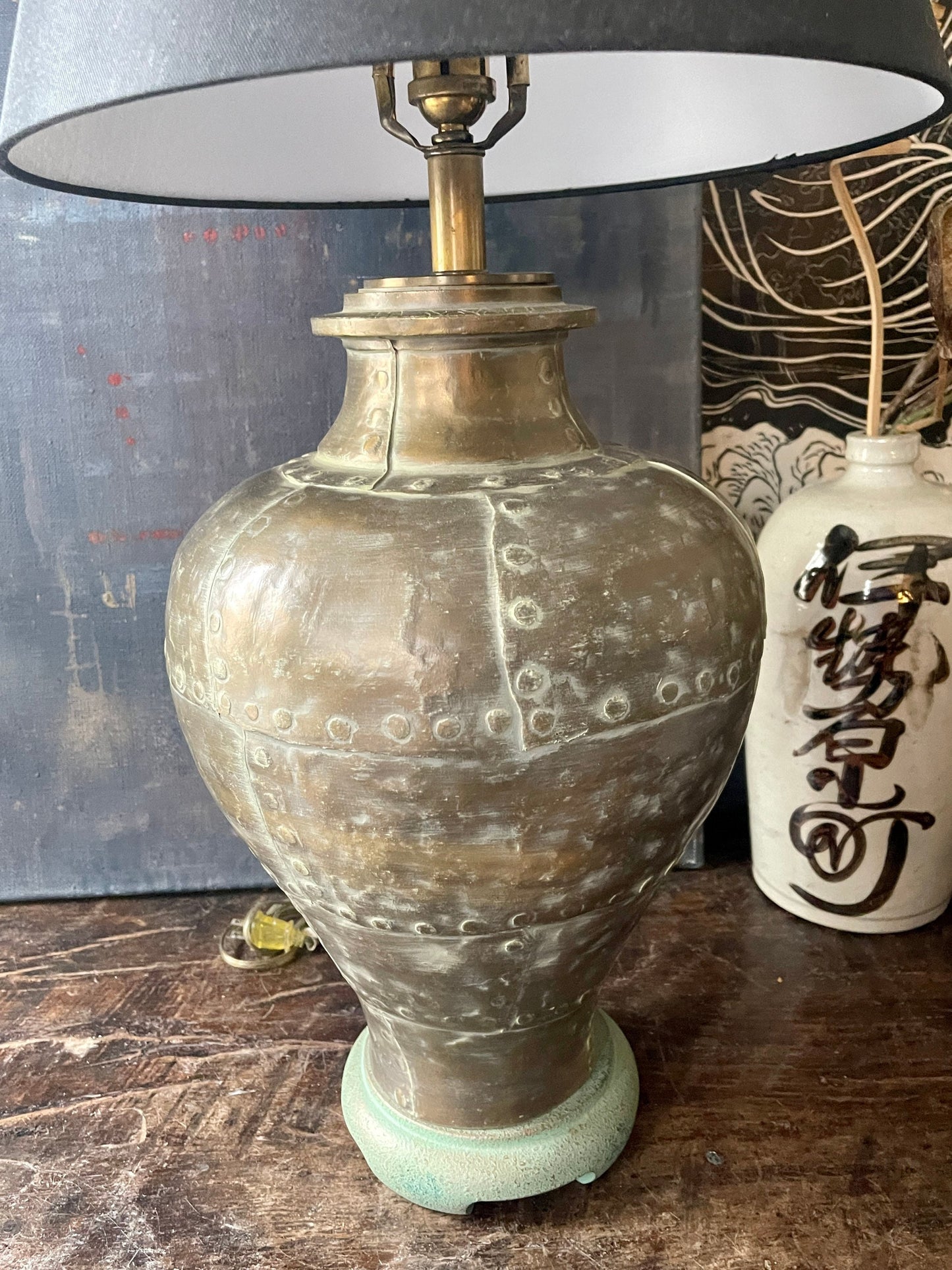 Large Vintage Ethan Allen Hammered Gold and Verdigris Metal Chinoiserie Influenced Table Lamp