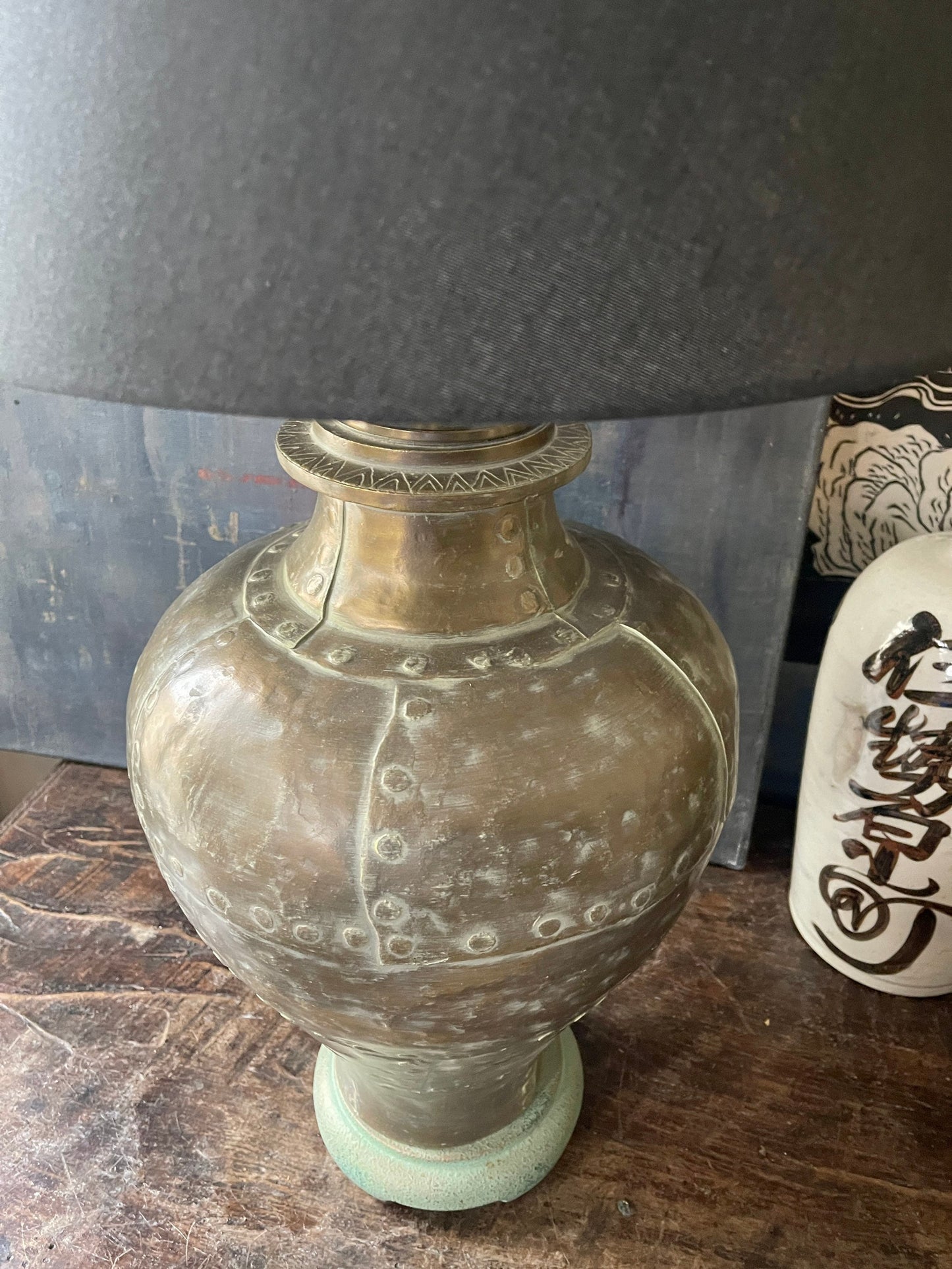 Large Vintage Ethan Allen Hammered Gold and Verdigris Metal Chinoiserie Influenced Table Lamp